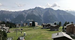 Neben der Kinderskipiste "Alpenrose-Arena" (auf der rechten Seite des Bildes) ist der Bau von zwei Geb&auml;uden geplant.