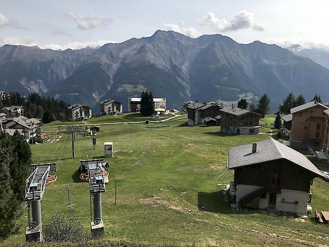 Neben der Kinderskipiste "Alpenrose-Arena" (auf der rechten Seite des Bildes) ist der Bau von zwei Gebäuden geplant.