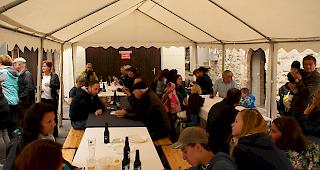 Rund 200 G&auml;ste konnten sich mit verschiedenen Sorten Bier sowie Bratwurst und Bretzel st&auml;rken.