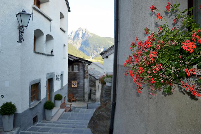 Schöner Blumenschmuck ziert die Häuser.