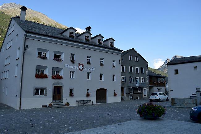 Der Dorfplatz strahlt italienisches Flair aus.