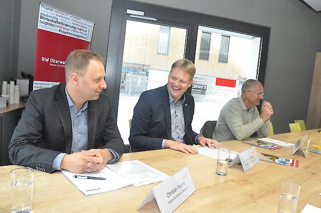 Christian Imsand, Gemeindepräsident Obergoms, Roger Michlig, Geschäftsleiter RW Oberwallis AG, und Gerhard Kiechler, Gemeindepräsident Goms, informierten heute im Aletsch Campus über die neue Fusionsbroschüre der RWO.