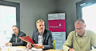 Kooperativ. Von links: Christian Imsand, Gemeindepr&auml;sident Obergoms, RWO-Gesch&auml;ftsleiter Roger Michlig und Gerhard Kiechler, Gemeindepr&auml;sident Goms, bei der gestrigen Pressekonferenz. 