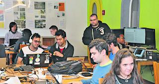 Bunt. Programmierer aus aller Welt in ihrem Element. 