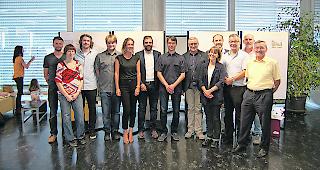 Zufrieden. Jurypr&auml;sident Roland Imhof (6. von links) mit dem Wettbewerbsgewinner Curcio Architekten, Visp, und den Jurymitgliedern. 