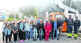 Putzteam. Die Klasse 3OS3 der Natischer Orientierungsschule mit Gemeindevize Diego Wellig und den Werkhofmitarbeitern.  