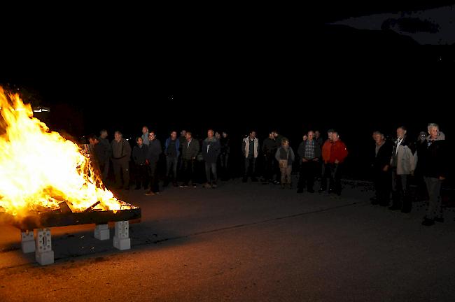 Versammelt. Rund 100 Personen nahmen am Rarner Mahnfeuer teil.