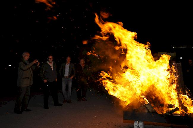 Mit dem Feuer wollen die Wolfsgegner ein Zeichen gegen die aktuelle Politik setzen.