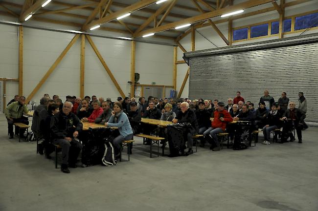 Vor dem Entfachen des Feuers wurden im Hangar verschiedene Reden gehalten.