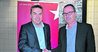 Stab&uuml;bergabe. Arthur Clivaz (rechts) &uuml;bergibt das Pr&auml;sidium der Walliser Bergbahnen in die H&auml;nde von Berno Stoffel. 