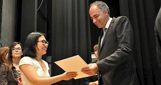 Feierlicher Augenblick. Bildungsdirektor Christophe Darbellay...