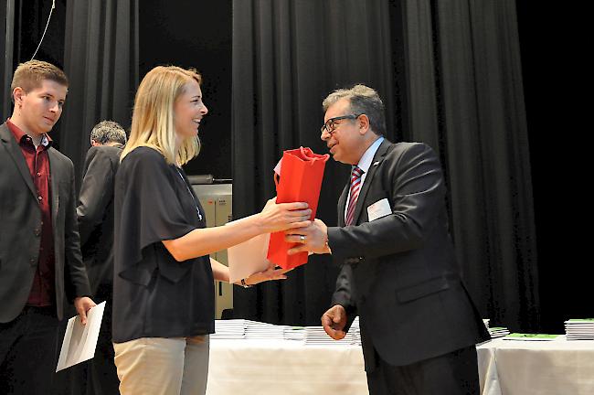 ...und FFHS-Direktor Michael Zurwerra überreichen Diplome und Geschenke.