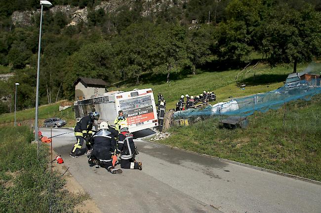 Das Szenario der Gesamtübung: Ein Reisebus durchschlägt in der Blattenstrasse die Leitplanke und kommt in der Natischer Haselmattenstrasse zum Stehen.