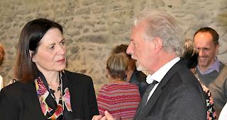 Preistr&auml;ger Stefan Hertmans im Gespr&auml;ch mit der Walliser Staatsr&auml;tin Esther Waeber-Kalbermatten: Beide &uuml;berzeugten an der &laquo;Spycher-Preisfeier&raquo; mit ihren Reden