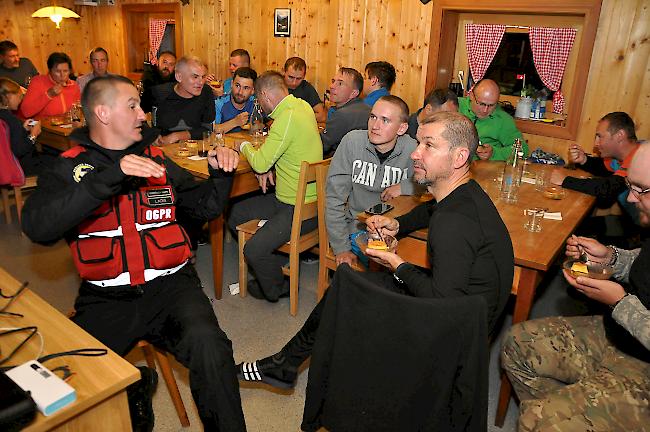 Das Suchteam aus Polen bespricht sich in der Bortelhütte.