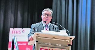 Premiere. Michael Zurwerra konnte zum ersten Mal in seiner Funktion als FFHS-Rektor die Diplome &uuml;berreichen.  