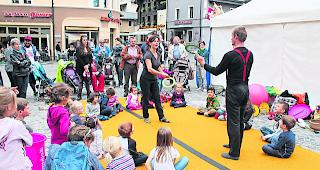 Ganz gespannt. Die Kinder beobachten die Darbietung der &laquo;Compagnie Digestif&raquo; aufmerksam.  