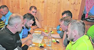 In der Bortelh&uuml;tte. Von einheimischen Rettungskr&auml;ften instruiert, suchen jetzt Grzywocz&rsquo; Landsleute weiter.  