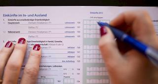 Die Telefonbetr&uuml;ger versuchen, eine Kopie der Steuererkl&auml;rung ihrer Opfer zu erhalten. (Symbolbild)