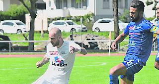 Gegen Azzuri Lausanne feierte Nico Zimpfer (links) und der FC Oberwallis Naters den ersten und bisher einzigen Saisonsieg.