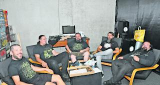 Positiv-Verr&uuml;ckte. Cremation in ihrem &Uuml;bungslokal, tief unter dem Briger Hotel Good Night Inn. Von links: Roger &laquo;Oscho&raquo; Jossen (Gitarre), Thomas &laquo;ZMetzger P&auml;uli&raquo; Furrer (Bass), Marco Bartolozzi (Gitarre), Ramon Haenni (Drums) und Serge Spiga (Gesang). 