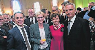 Bundesrats-Ersatzwahl. Der neu gew&auml;hlte Bundesrat Ignazio Cassis, FDP/TI (links), seine Frau Paola und der scheidende Bundesrat Didier Burkhalter (rechts) sowie seine Frau Friedrun Sabine feiern im Restaurant Zum &Auml;usseren Stand. 