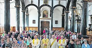 Wallfahrtsabschluss. Die Oberwalliser schlossen die Wallfahrt mit Leiter Pfarrer Herbert Heiss, Bischof Jean-Marie Lovey, Diakon Georg Studer und Bruder-Klausen-Kaplan Josef Rosenast (von links) in der Pfarrkirche von Sachseln ab.  