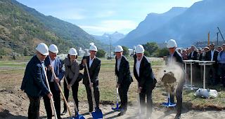 Spatenstich erfolgt (von links nach rechts). J&ouml;rg Soler (Lonza), Niklaus Furger (Gemeinde), Esther Waeber-Kalbermatten (Kanton), Stefan Stoffel (Lonza), Richard Ridiger (Lonza), Marc Funk (Lonza) und Philippe Luscan (Sanofi).