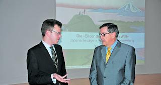 Gespr&auml;ch vor dem Fuji. Referent Nicolas Eyer (links) und VVO-Pr&auml;sident Joseph Fischer er&ouml;rterten kulturelle Reicht&uuml;mer Japans. 