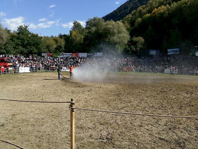 Wegen des Staubs wird die Arena Goler von der Feuerwehr beregnet.