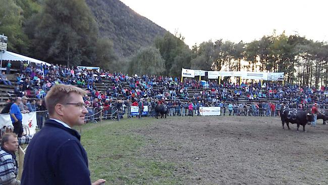 Toni Brunner verfolgt das Geschehen im Ring.