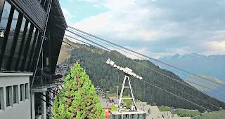 Im Sonnenlicht. Einfahrt der Bahn Betten &ndash; Bettmeralp in die Bergstation. Die Vereinigung aller Bahnen in der Region in eine einzige Gesellschaft w&uuml;rde die Strahl- und Leistungskraft der touristischen Schl&uuml;sselbetriebe in der Aletsch Arena weiter steigern. 