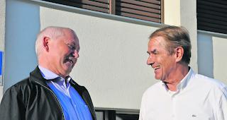 Den Humor nicht verloren. Anton Grub von der Micarna SA (links) und Philipp Schnyder, Gemeinde- und Burgerpr&auml;sident Steg-Hohtenn, gestern Sonntag nach dem Nein. 
