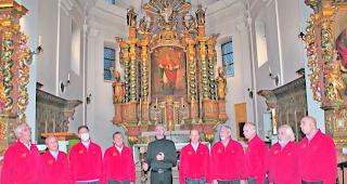 Walser Liedgut. Die S&auml;nger von &laquo;Cantar Storie&raquo; unter der Leitung von Luca Bonavia (Mitte) beim Liedervortrag walserdeutscher Lieder in der Pfarrkirche von Simplon.  