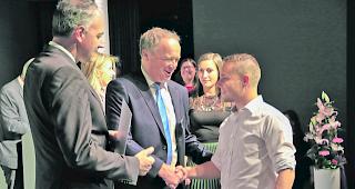 Feierlicher Moment. Bildungsdirektor Darbellay und PH-Direktor Clivaz &uuml;berreichen Michael Mathier aus Salgesch das Diplom. 