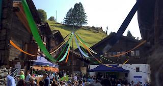 Reichlich Volk auf dem Herrenviertelplatz.