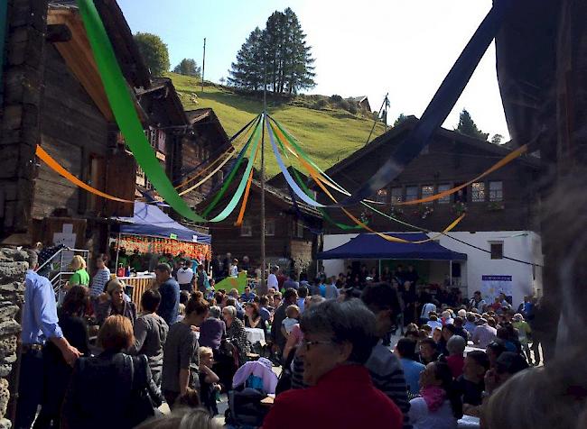 Reichlich Volk auf dem Herrenviertelplatz.