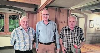 &Uuml;bergabe. Der neue F&auml;hnrich der &laquo;Saltina&raquo; Max Kuonen, Pr&auml;sident Jonas Kalbermatten und der ehemalige F&auml;hnrich Rudolf Kuonen (von links). 