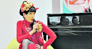 Ein Hoch auf die Literatur. Pierandr&eacute; Boo, alias Greta Gratos, war eine der schillerndsten Figuren am &laquo;Festival du Livre Suisse&raquo; im Les Arsenaux. 