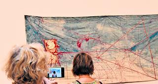 Mensch mit Kunst. Reicht das Kunstwerk nicht, wird auch die Betrachterin ins Bild ger&uuml;ckt. 