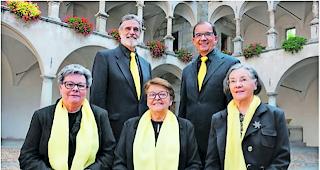 Treue Mitglieder. Jeannine Visini, Sopran, Laetitia Arnold, Alt, Marianne Burgener, Alt (sitzend, von links), Markus Hosennen, Tenor, und Michel Rebetez, Bass (hinten links).   