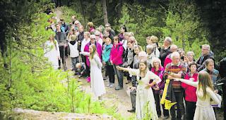 Natur-Tanz. Elfen und Feen gleich bewegten sich die T&auml;nzerinnen von A+O Tanz zur Musik von Tetrafl&ucirc;tes.  