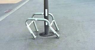 Sorgt f&uuml;r Diskussionsstoff. Die Laterne in der Gliserallee wird seit mehreren Zwischenf&auml;llen im letzten Jahr von einem Eisenrahmen gesch&uuml;tzt. Nun wurde die Schutzvorrichtung von einem Fahrzeug gerammt. 