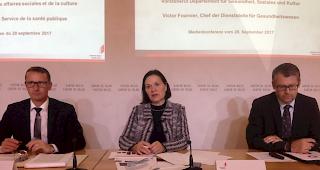 Die Walliser Gesundheitsministerin Esther Waeber-Kalbermatten (Bildmitte), Victor Fournier sowie Charles Balet informierten am Donnerstag &uuml;ber die Krankenkassenpr&auml;mien im Jahr 2018.