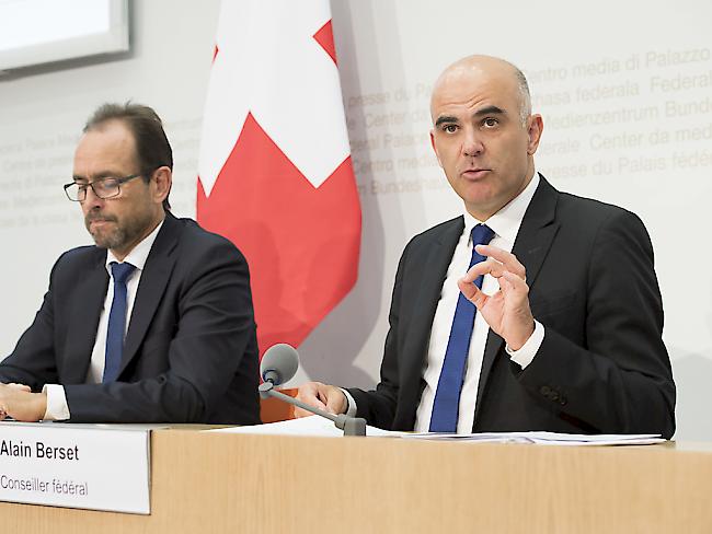 Gesundheitsminister Alain Berset (rechts) und der Direktor des Bundesamts für Gesundheit, Pascal Strupler (links), gaben heute einen weiteren Anstieg der Krankenkassenprämien bekannt.