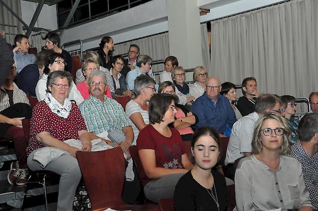 Zahlreiche Besucher strömten am Donnerstagabend ins Zeughaus Kultur in Glis.