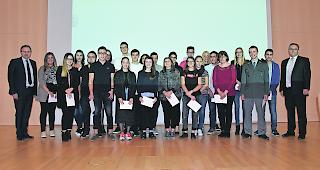 Abschlussfeier. Mit Staatsrat Roberto Schmidt (ganz links) und Gilbert Briand, Dienstchef der Dienststelle f&uuml;r Personalmanagement. 