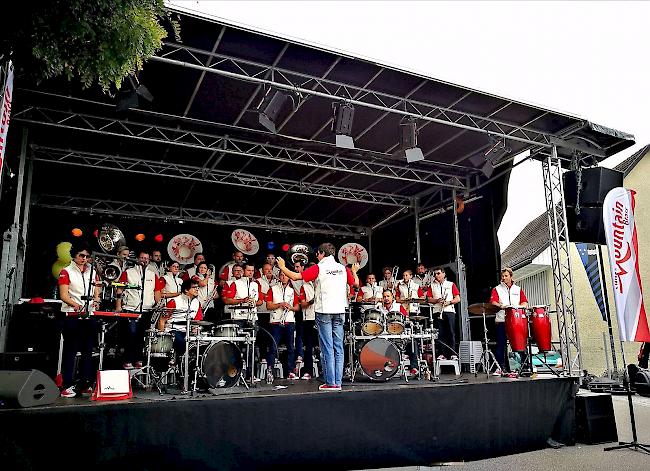 Die Swiss MountainBrass am grossen Winzerfest in Döttigen auf der Bühne