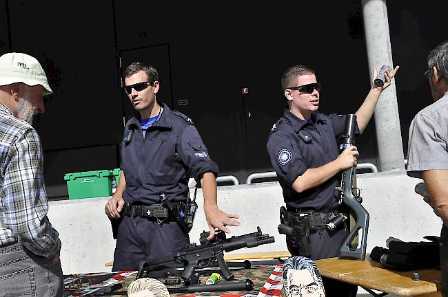 Interessierte Besucher begutachten die ausgestellten Waffen.