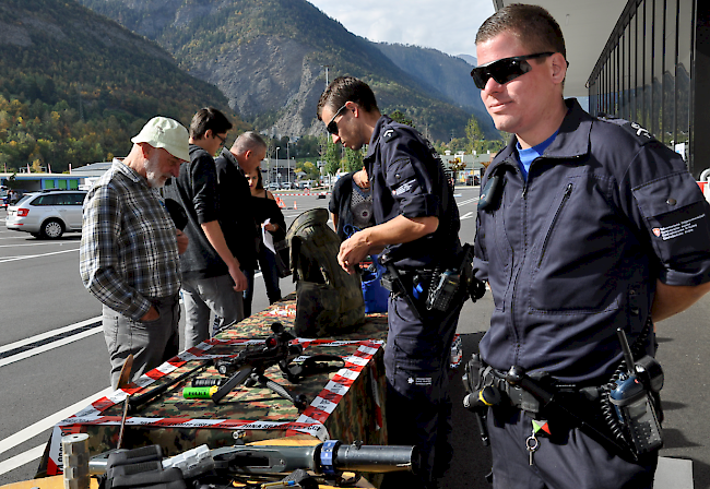 Interessierte Besucher begutachten die ausgestellten Waffen.